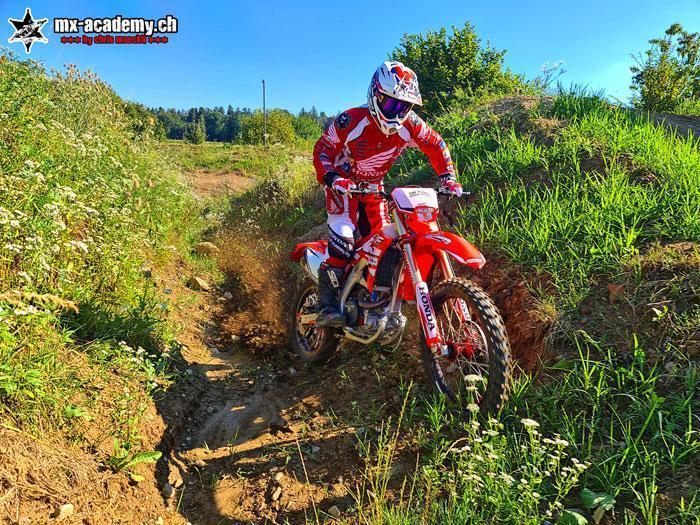 Enduro-Passage durch ein Bachbett mit Wasser und Steinen in Schlatt