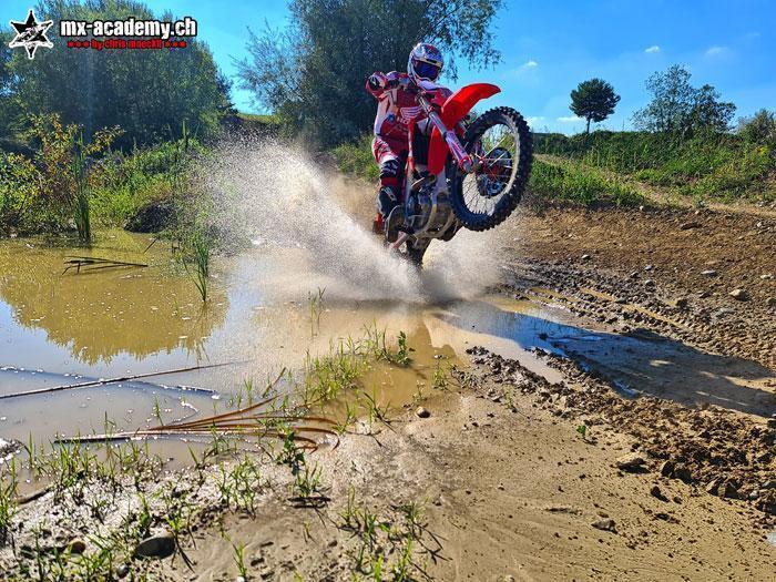 Enduro-Fahrer durchquert bei einer Hard-Enduro-Übung in Schlatt einen Bach