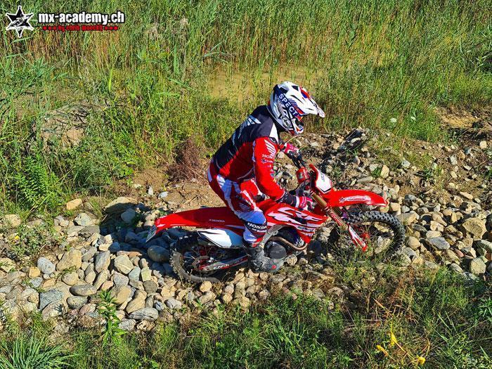 Fahrt durch ein Kiesbett beim Enduro-Kurs der MX-Academy in Schlatt