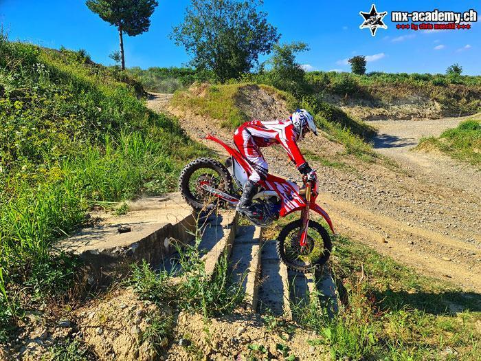Hard-Enduro-Übung an einer Treppe auf dem Gelände in Schlatt TG
