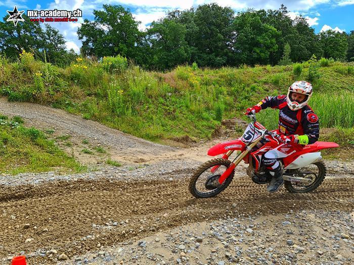 Teilnehmer bei einer Motocross-Übung im Gelände während des Kurses