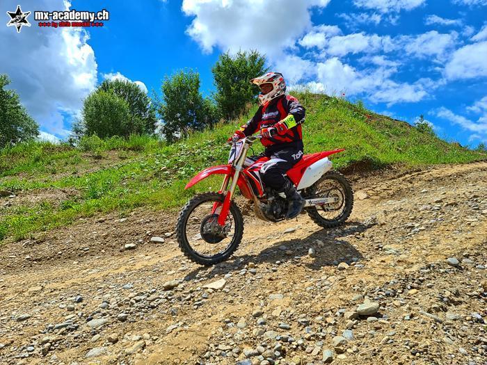 Einstieg ins Geländetraining auf einem leichten Motocross-Motorrad der MX-Academy