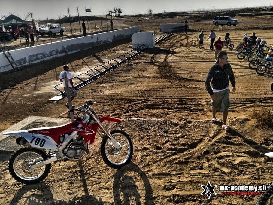 Honda Motocross-Bike abgestellt im Fahrerlager einer Strecke in Dubai