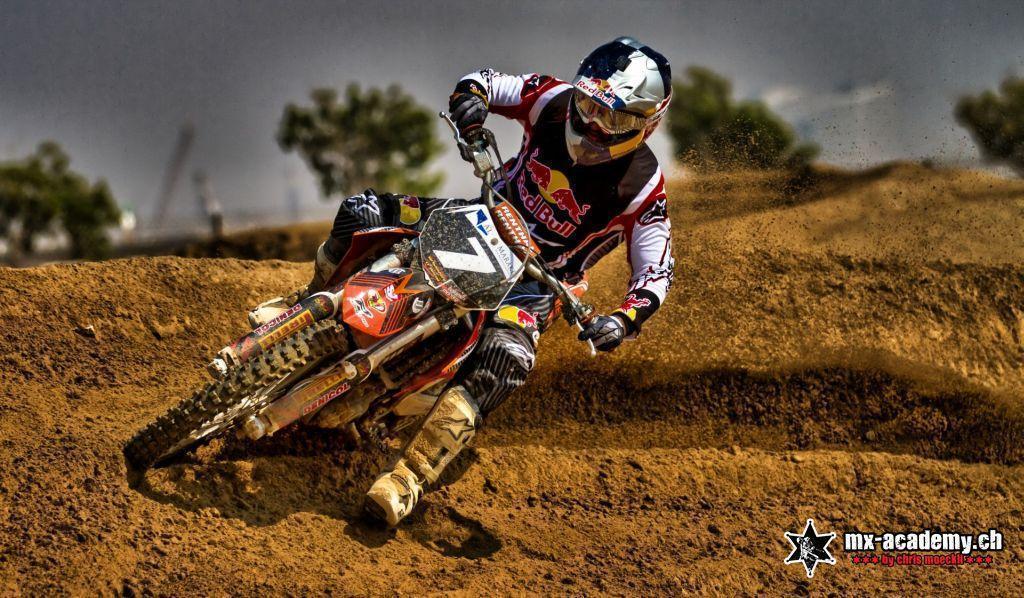 Motocross-Fahrer in Schräglage auf einer sandigen Piste in Dubai