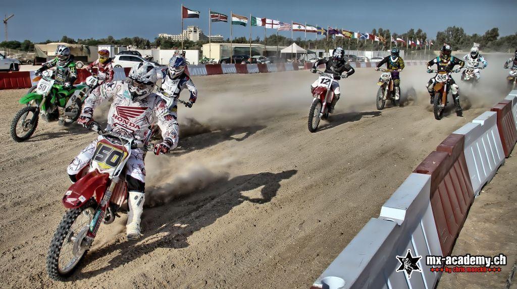 Rennstart auf einer Motocross-Strecke in Dubai mit mehreren Fahrern