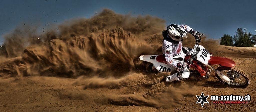 Motocross-Fahrer an einer Sandwand mitten in der Wüste von Dubai