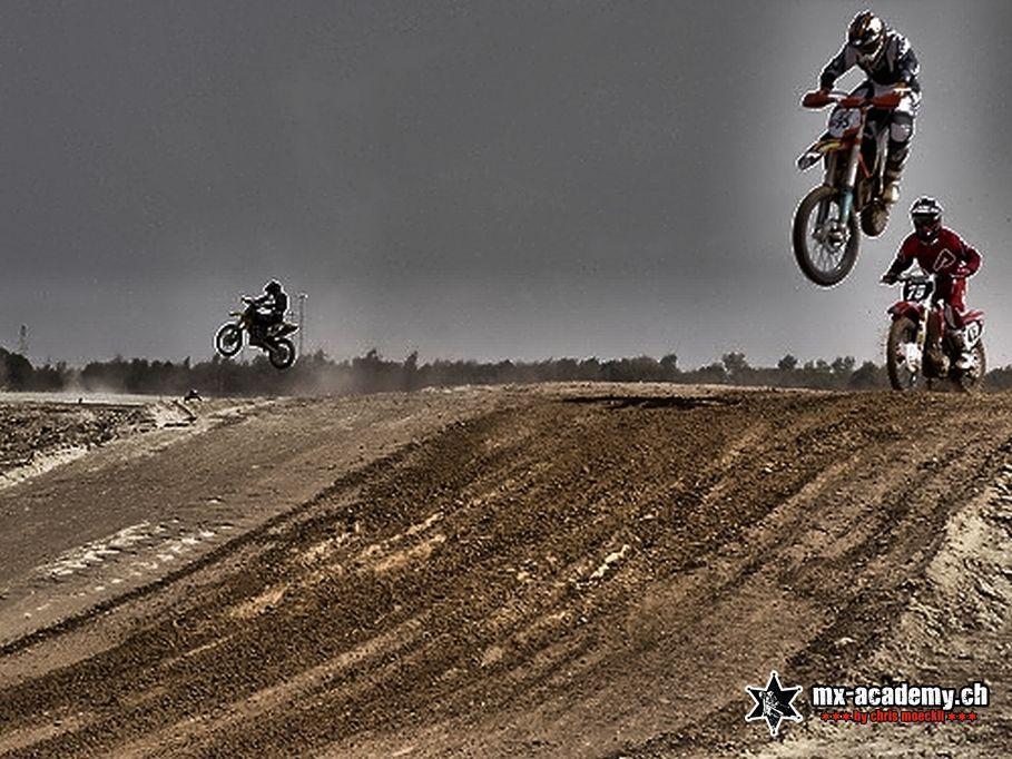 Zwei Motocross-Fahrer gleichzeitig in der Luft über einem Sprung in Dubai