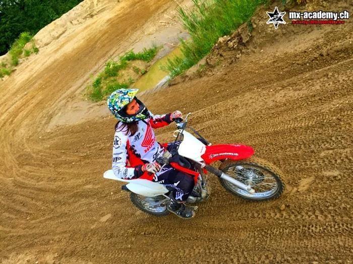 Frau lernt auf einer Honda CRF125F die ersten Motocross-Grundlagen