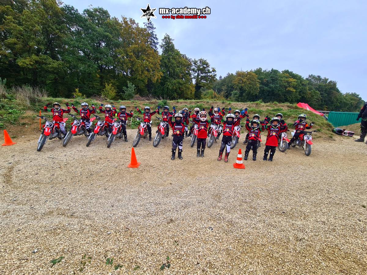 Kindergruppe beim Motocross-Training mit kleinen Einsteigermotorrädern