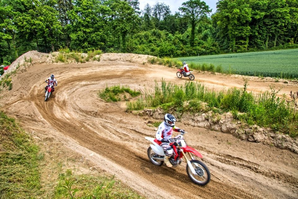 Einsteiger lernt auf einer Honda CRF250R das Motocross-Fahren