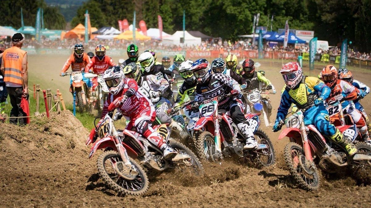 Rennstart mit Honda Fahrern des MX-Academy Rennteams mitten im Fahrerfeld