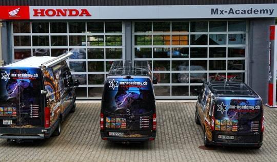 Gebäude des Motocross Shops der MX-Academy mit Honda Schriftzug und Servicebussen