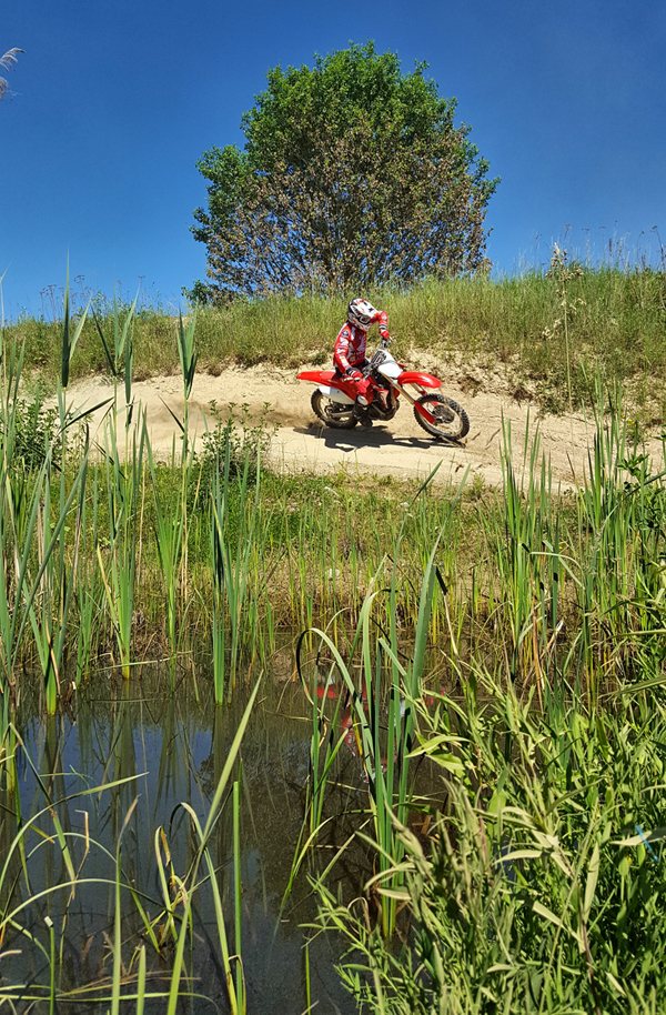 Kiesflächen, Weiher und Schilf direkt an der Motocross Piste in der Gishalde