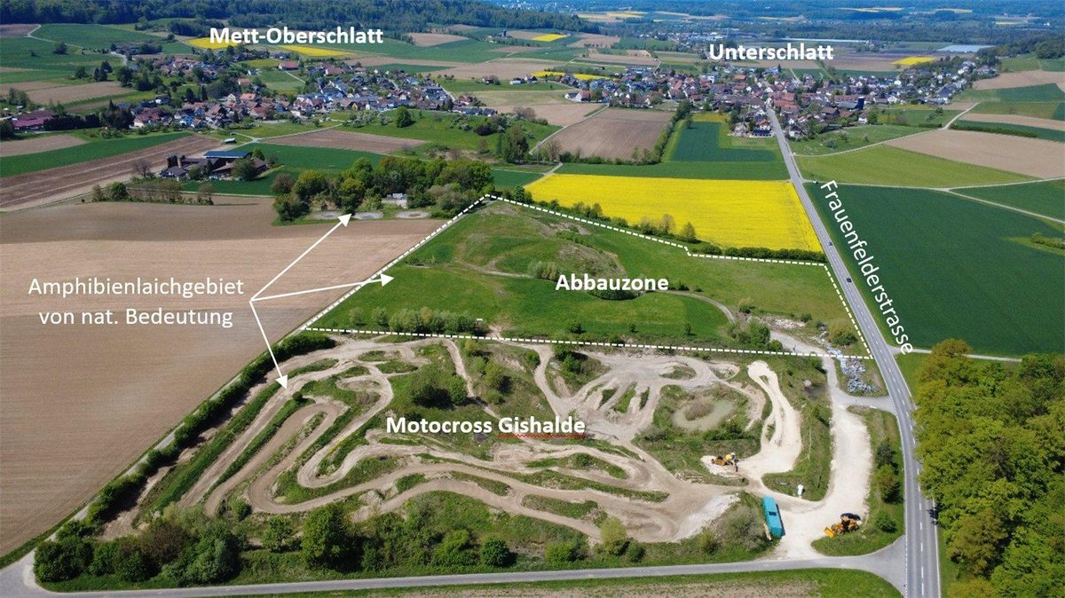 Luftaufnahme der Motocross Anlage in der Gishalde Schlatt mit ehemaliger Kiesgrube