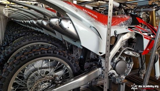 Honda CRF Motocross Motorräder in einer Reihe im Shop der MX-Academy