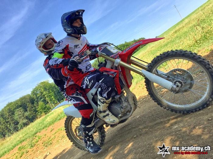Erste Runden auf einem leichten Motorrad beim Anfängerkurs der MX-Academy