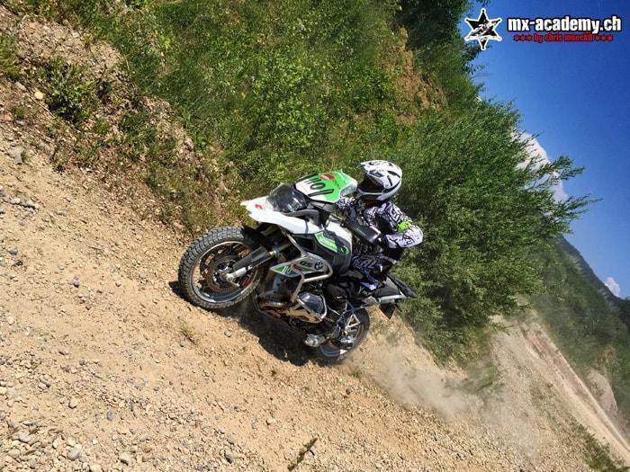 Teilnehmer lernt die Grundtechniken auf dem eigenen Motorrad