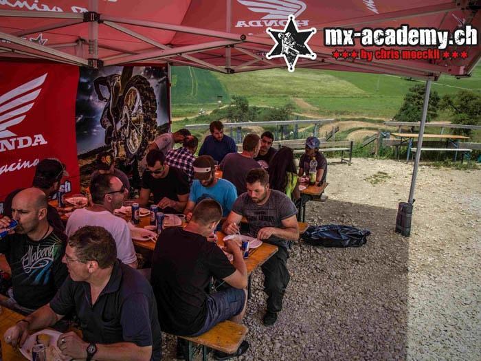 Gemütliches Beisammensein der Gruppe nach dem Fahren beim Teamevent