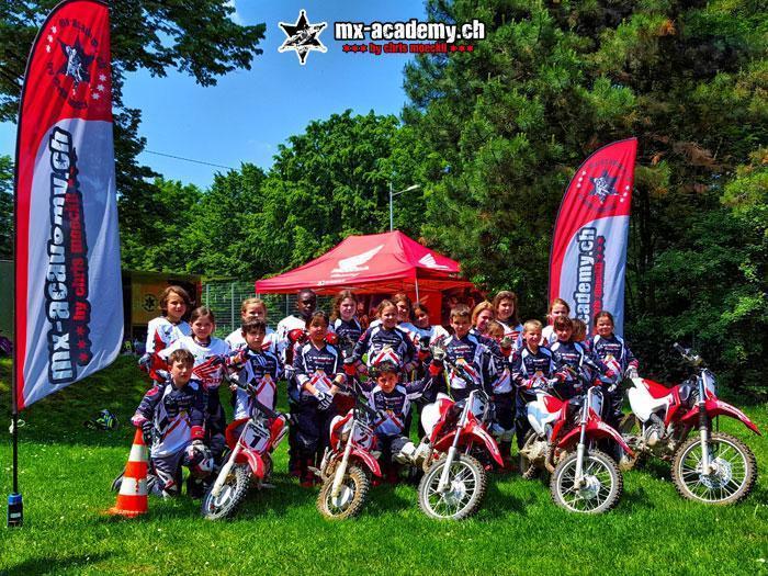 Schulklasse erlebt einen Motocross-Tag bei der MX-Academy