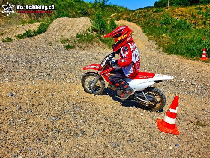 Kind fährt selbstständig auf einem Honda-Kinderbike in Schlatt TG