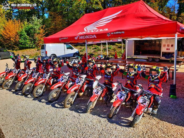 Kind lernt auf einer Honda CRF fahren, MX-Academy in Schlatt TG